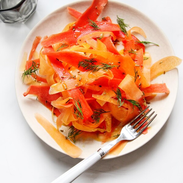 Une assiette de salade de rubans de carottes au fenouil.
