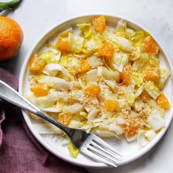 Une salade d'endives, clémentine et noix de coco.