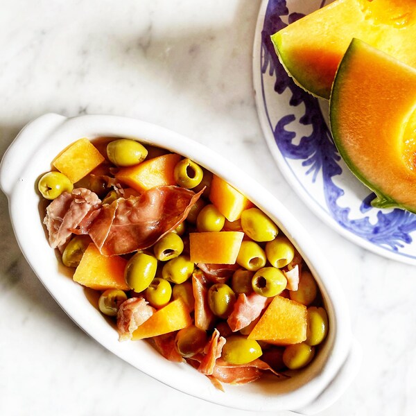 Plat d'olives, melon et jambon de Bayonne poêlé.