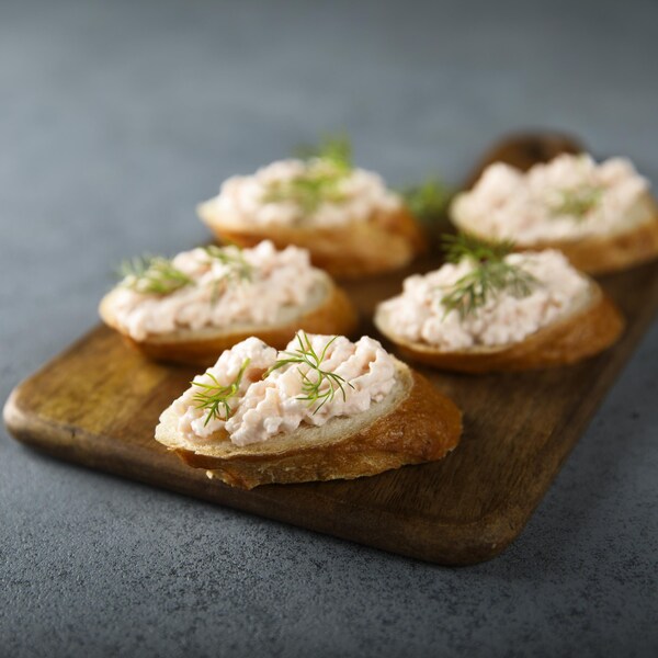 Du tartare de truite fumée sur des croûtons de pain.