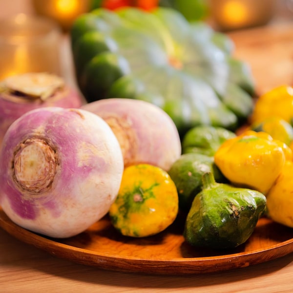 Dans une assiette, des rabioles et des pâtissons sont prêts à être utilisés dans une recette. 