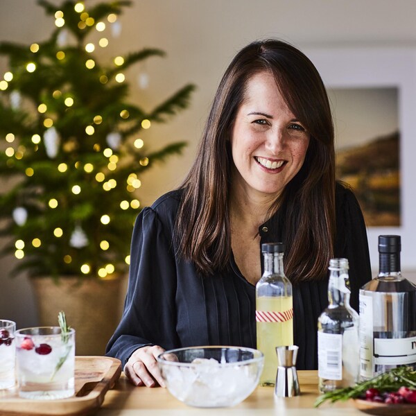 La nutritionniste Geneviève O'Gleman est assise à une table sur laquelle il y a des cocktails festifs. 
