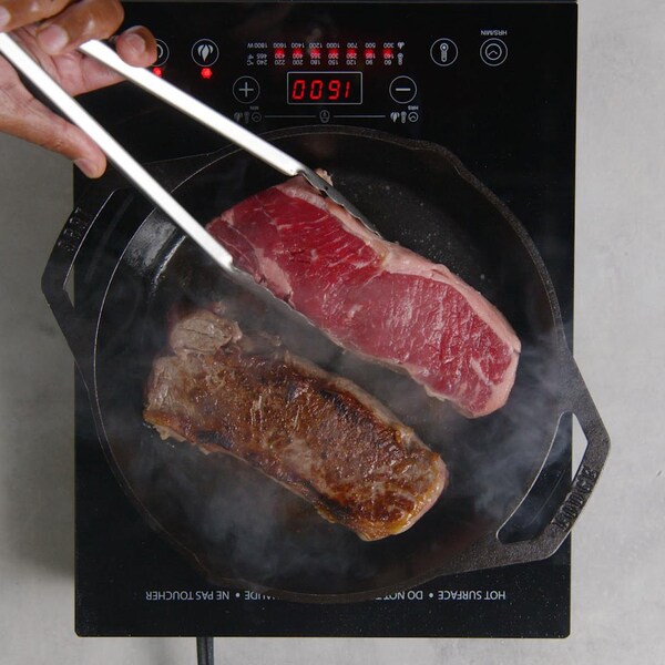 Deux morceaux de steak dans une poêle. 