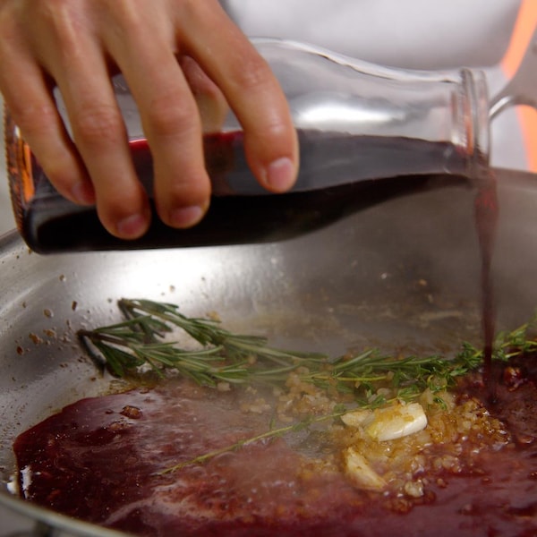 Dans une poêle, jus de viande avec des branches de romarin et de thym.