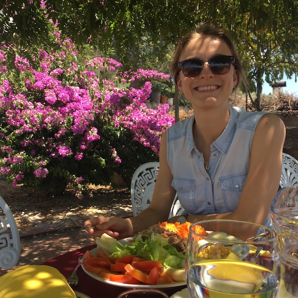 Laurence Chapdelaine est assise à la table d'un restaurant au Portugal. Elle a commandé une salade de thon. 

