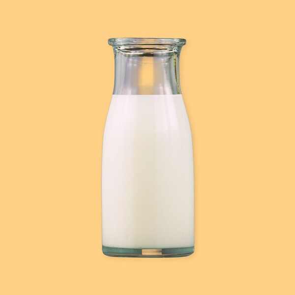 Une bouteille remplie de babeurre.