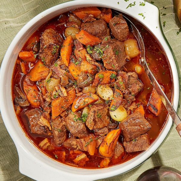 Des plats de bœuf bourguignon prêts à être dégustés.