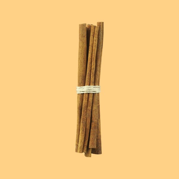 Plusieurs bâtons de cannelle.