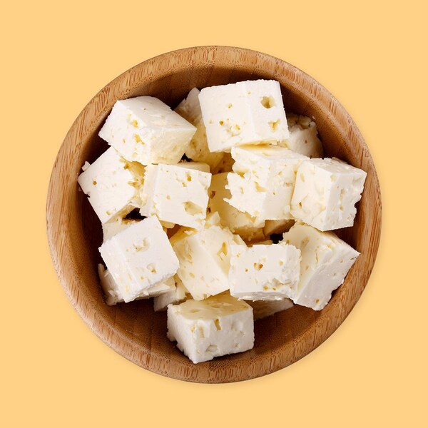 Plusieurs cubes de feta dans un bol.