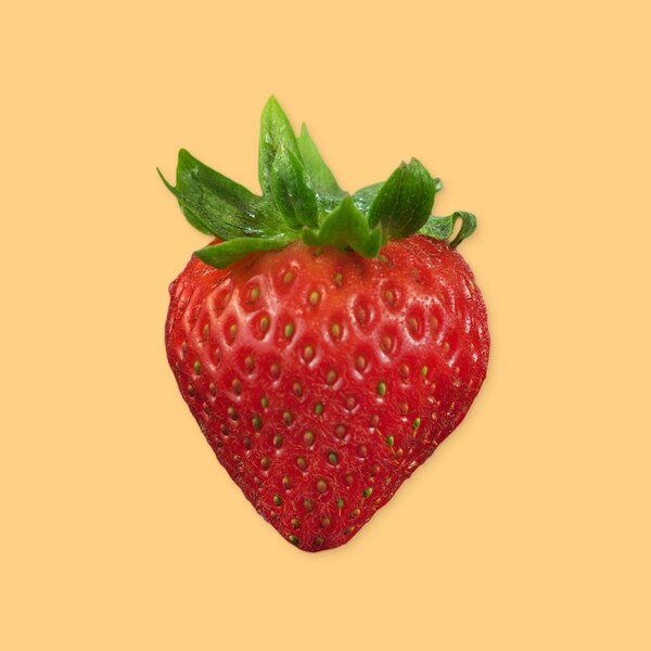 Une fraise sur un fond jaune.