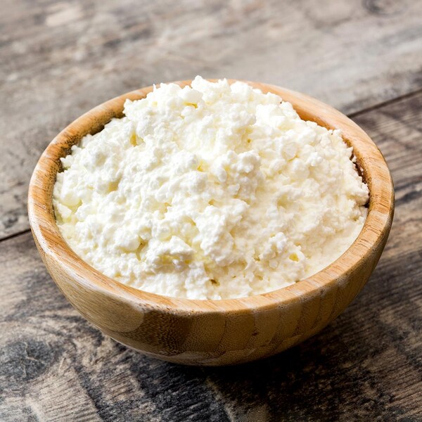 Du fromage frais émietté dans un bol.