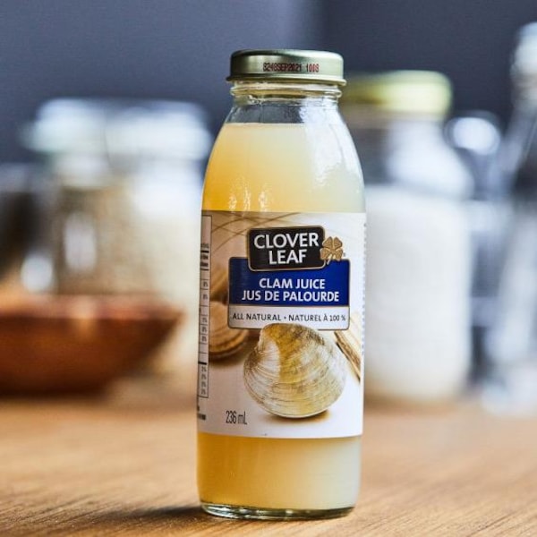 Une bouteille de jus de palourdes.
