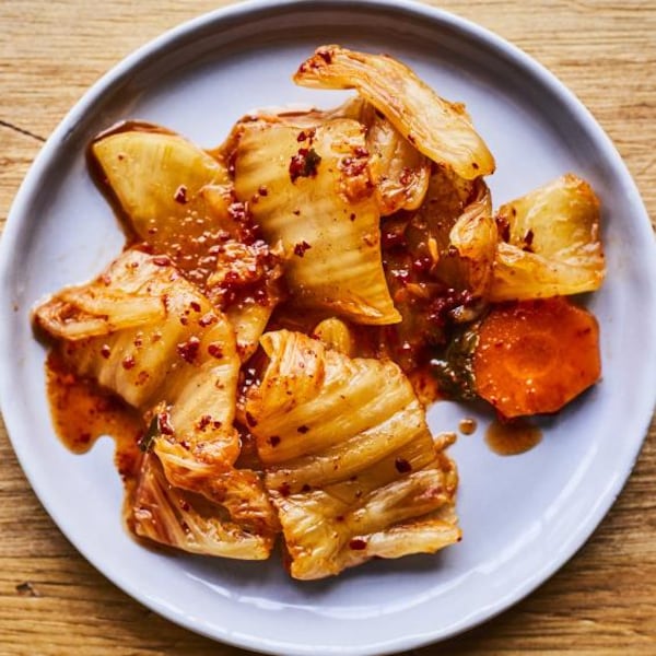 Du kimchi disposé dans une assiette.