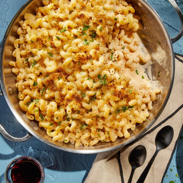 Une casserole et un petit bol remplis de macaroni aux fromages.