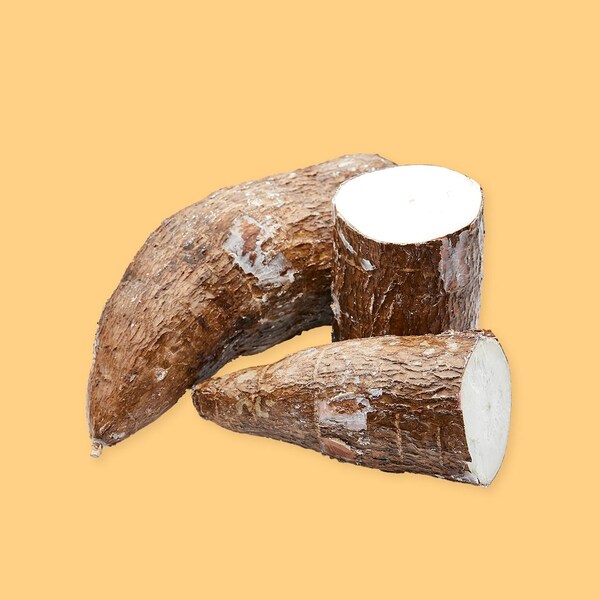Un manioc entier et un autre coupé en deux.