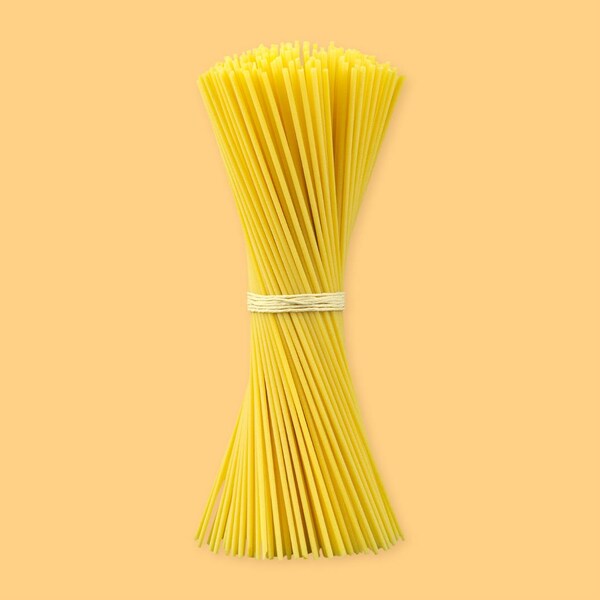 Plusieurs pâtes longues attachées avec une corde.