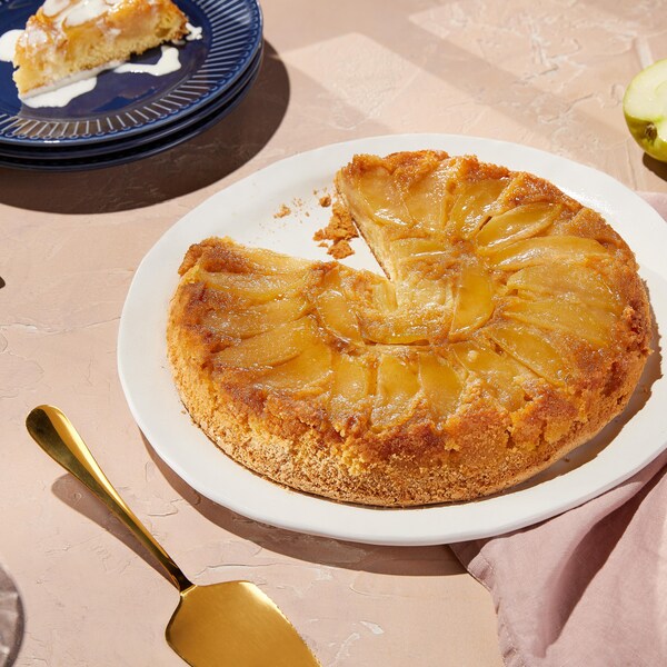 Un pudding aux pommes rond.