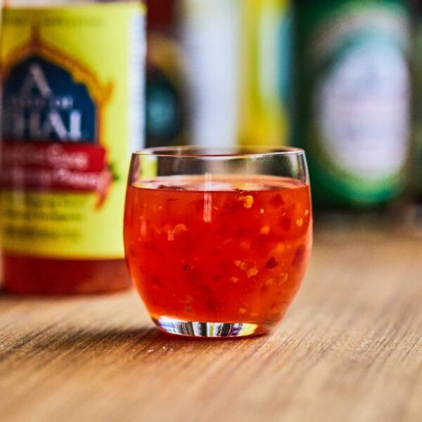 Un verre rempli de sauce chili thaïe sucrée.