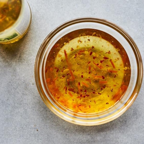Un petit récipient avec de la sauce vietnamienne nuoc cham.