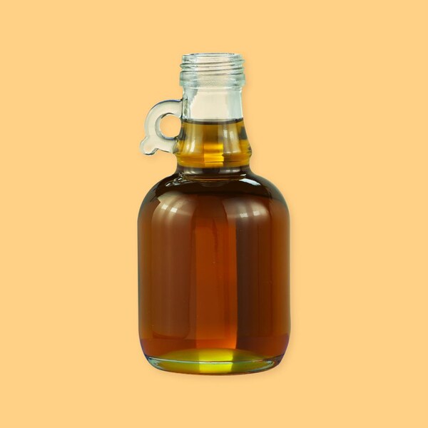 Une bouteille en verre remplie de sirop d'érable.