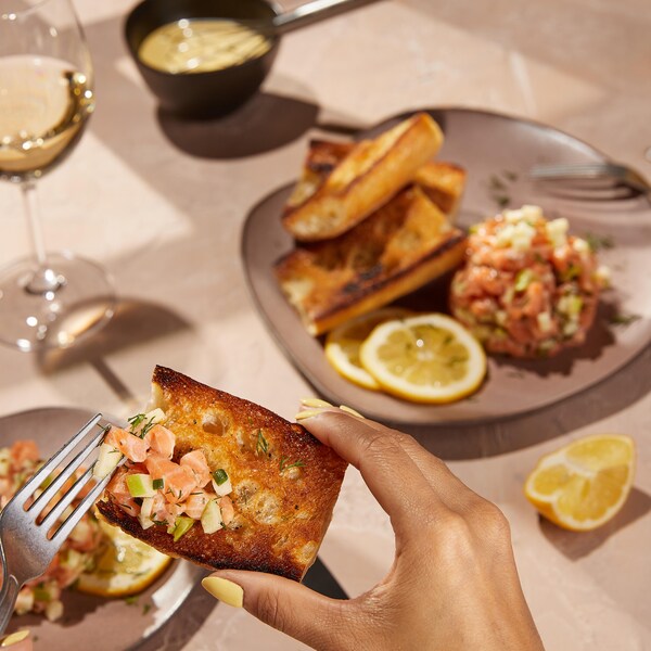 Du tartare de saumon sur un pain grillé. 