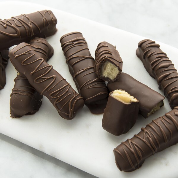 Un plat de barres au caramel et biscuit sable.