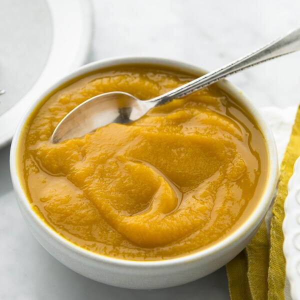 Une purée de citrouille maison dans un bol.