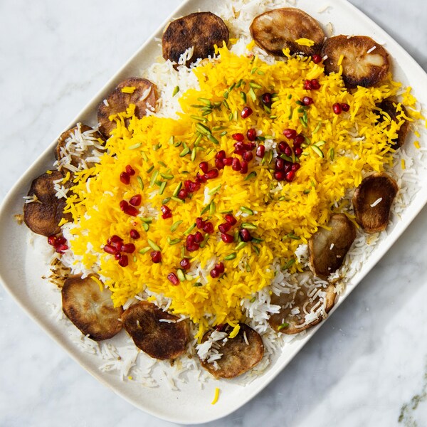 Un riz persan recouvert de grains de grenade et de pistaches concassées.