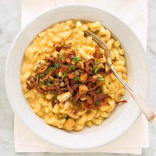 Deux bols remplis de macaroni au fromage avec sur le dessus un crumble au bacon.
