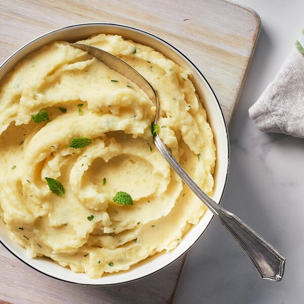 Un bol de purée de pommes de terre à la menthe.