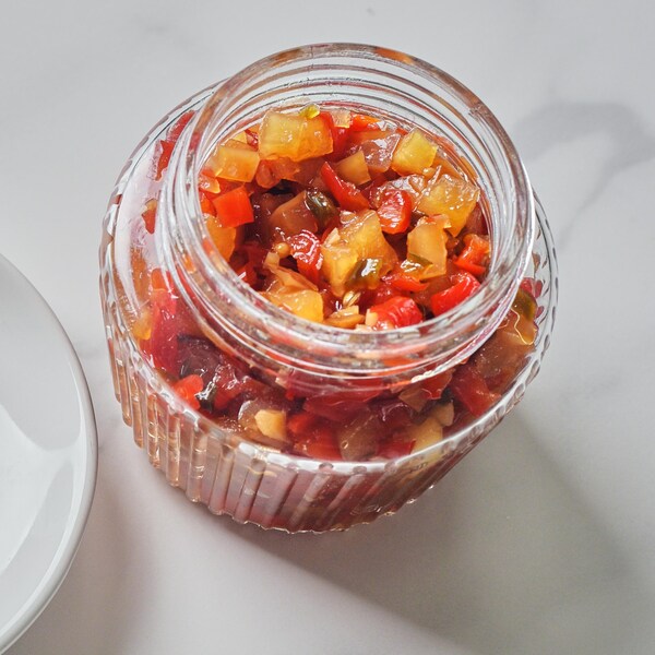 Un pot contenant du chutney de pommes et de poivrons à l'érable.