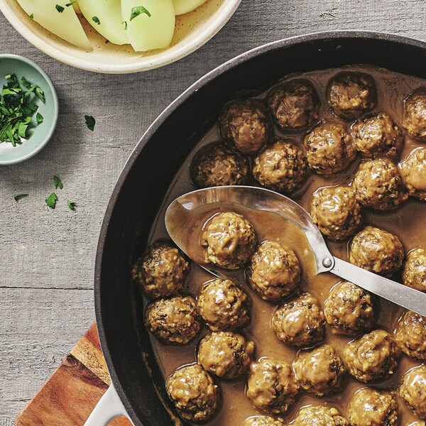 Du ragoût de boulettes végétarien dans un plat en fonte émaillée.