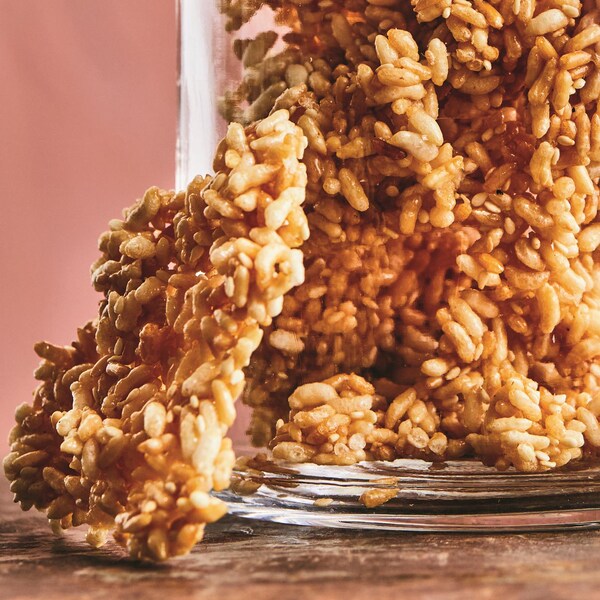 Des grignotines de céréales de riz dans une jarre.