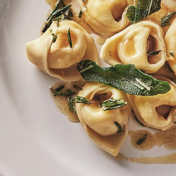 Deux assiettes remplies de tortellonis à la ricotta.