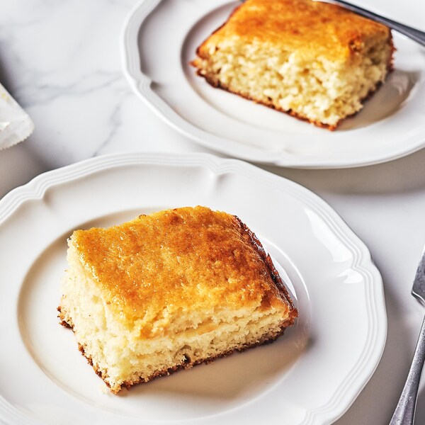 Deux morceaux de gâteau citron et à l'orange dans des assiettes.
