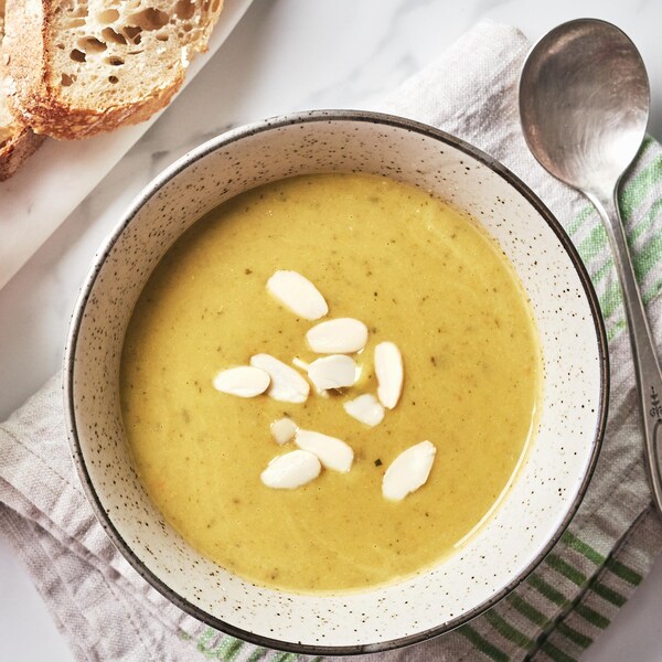 Un bol de potage vide-frigo sur un comptoir.
