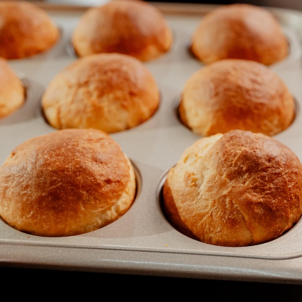 Une fournée de babas cuits, dans un moule à muffins.