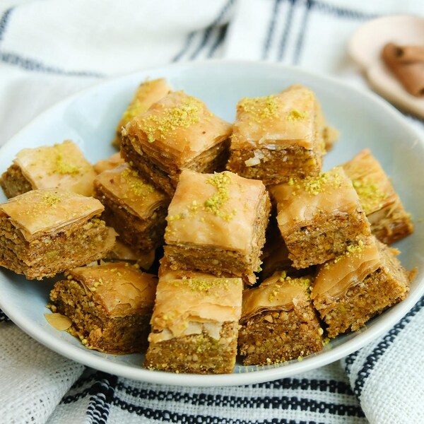 Un plat contenant des baklavas.