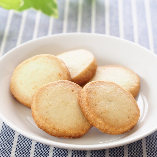 Cinq biscuits au beurre dans une assiette.