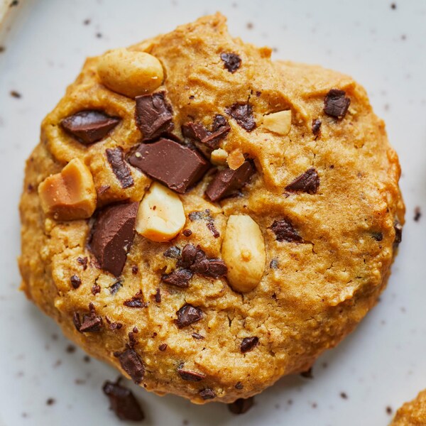 Trois biscuits aux pois chiches et au chocolat dans une assiette.