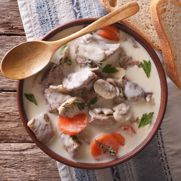 Un bol contenant de la blanquette de veau.