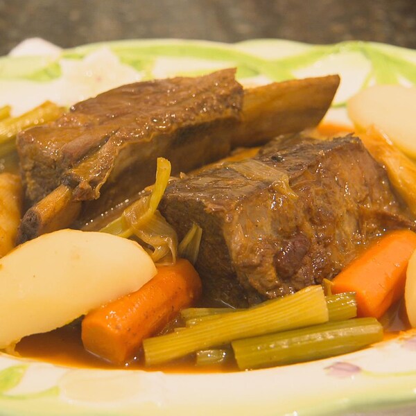 Du bœuf braisé et des légumes dans une assiette.
