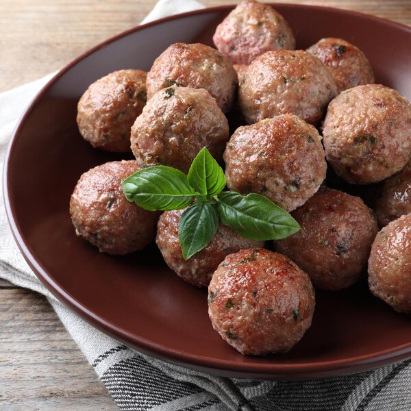 Plusieurs boulettes de gibier dans une assiette.