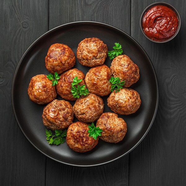 Une assiette de boulettes de viande. 