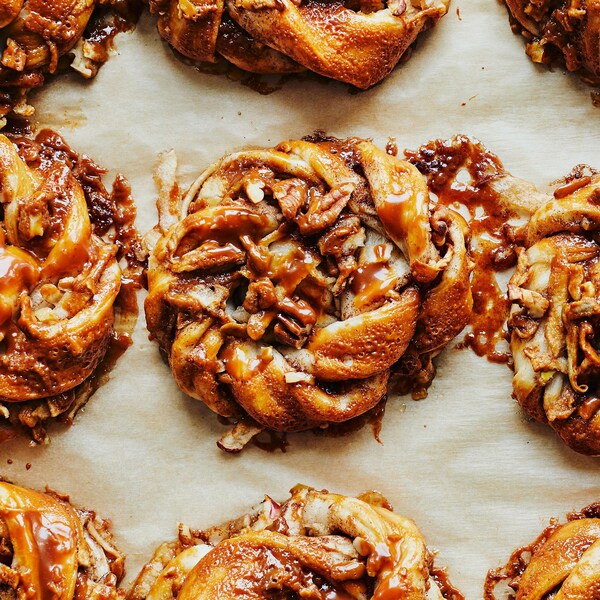 Des brioches sur un papier parchemin. 
