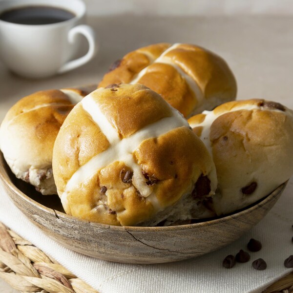 Des brioches du Vendredi saint dans un petit panier.