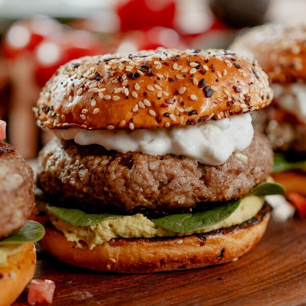 Des burgers à l'agneau prêts à être dégustés.