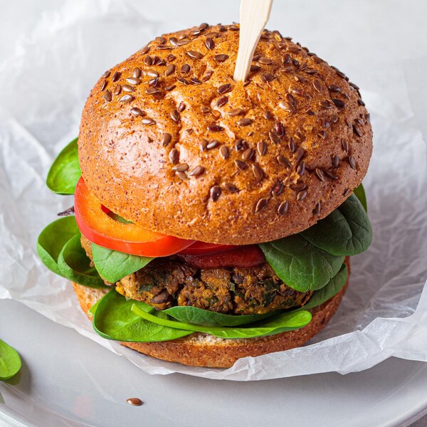Un burger avec une boulette à base de lentilles.