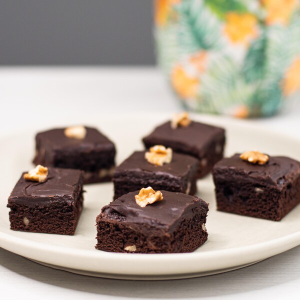 Des carrés au fudge dans une assiette.