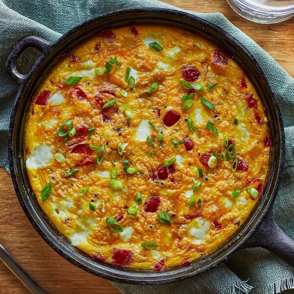 Une casserole d’oeufs déposée sur une table.